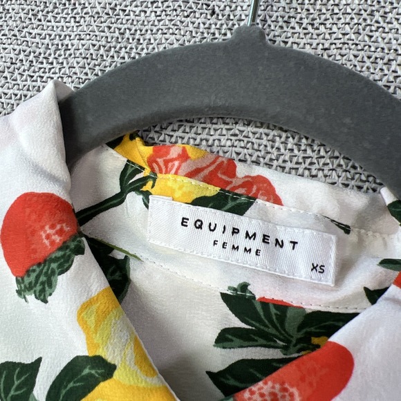 Equipment Femme Lemon Strawberry Roses Print Silk Button Front Blouse Size XS - Picture 4 of 11